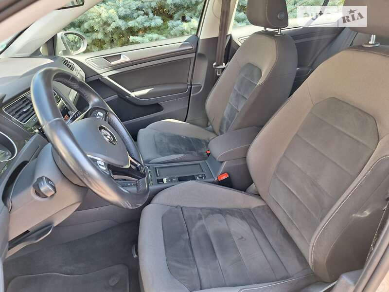 Хетчбек Volkswagen Golf 2019 в Сваляві