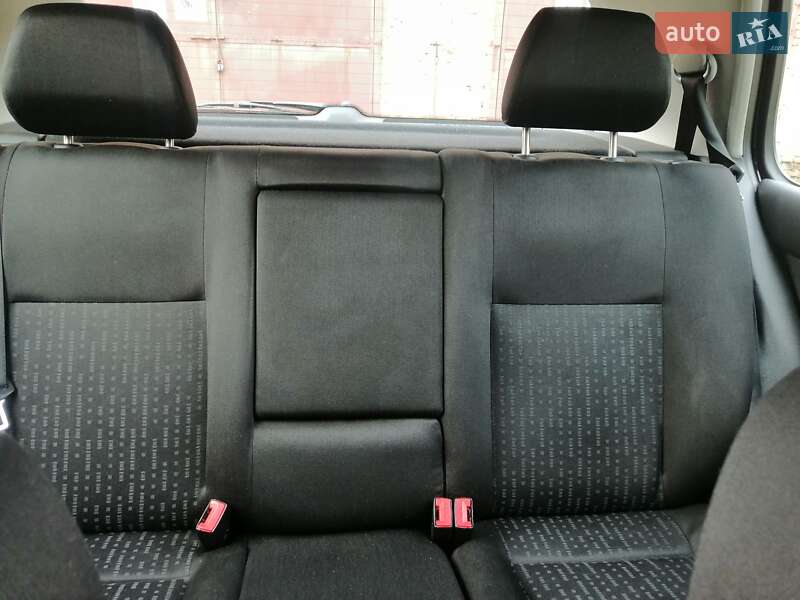 Хэтчбек Volkswagen Golf 2001 в Гоще