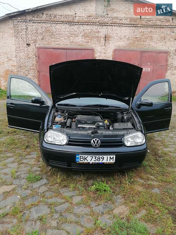 Хэтчбек Volkswagen Golf 2001 в Гоще