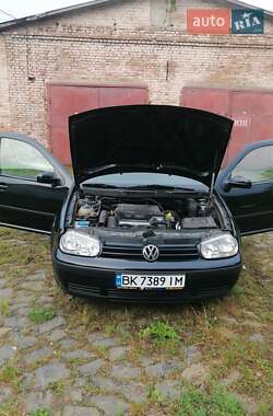 Хэтчбек Volkswagen Golf 2001 в 