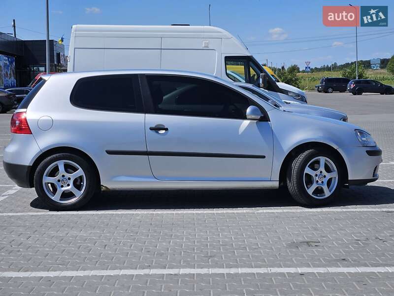 Хетчбек Volkswagen Golf 2004 в Львові