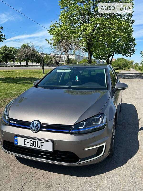 Хетчбек Volkswagen Golf 2016 в Дніпрі