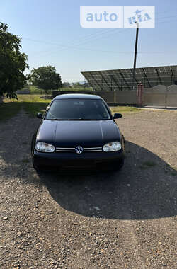 Хэтчбек Volkswagen Golf 2002 в Новоселице