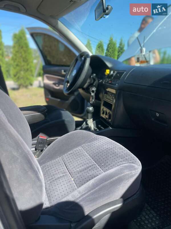 Хетчбек Volkswagen Golf 1998 в Чернівцях