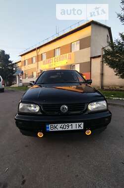 Хэтчбек Volkswagen Golf 1997 в Вараше