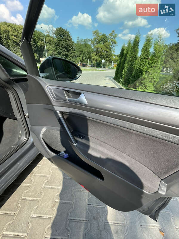 Універсал Volkswagen Golf 2017 в Тернополі