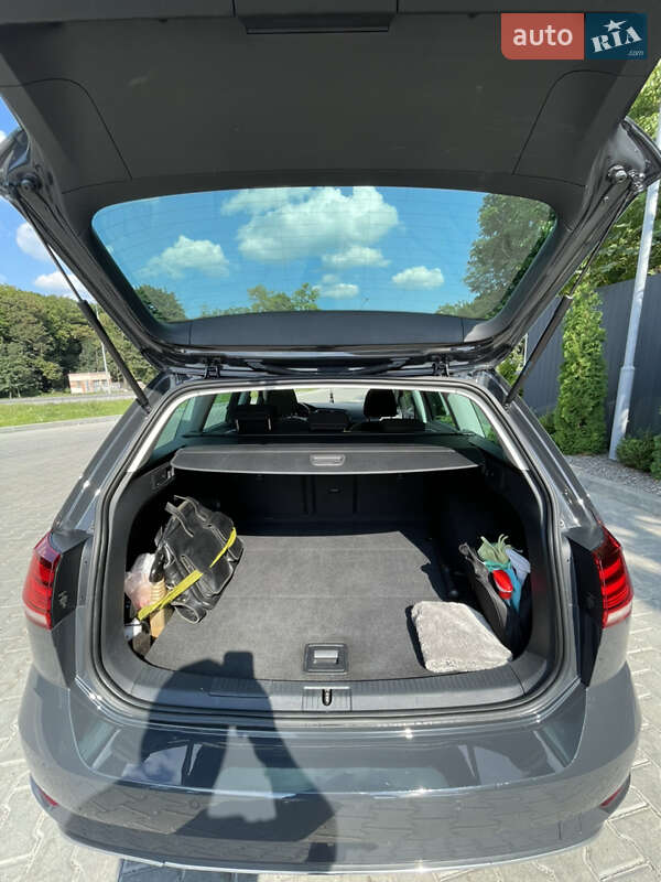 Універсал Volkswagen Golf 2017 в Тернополі