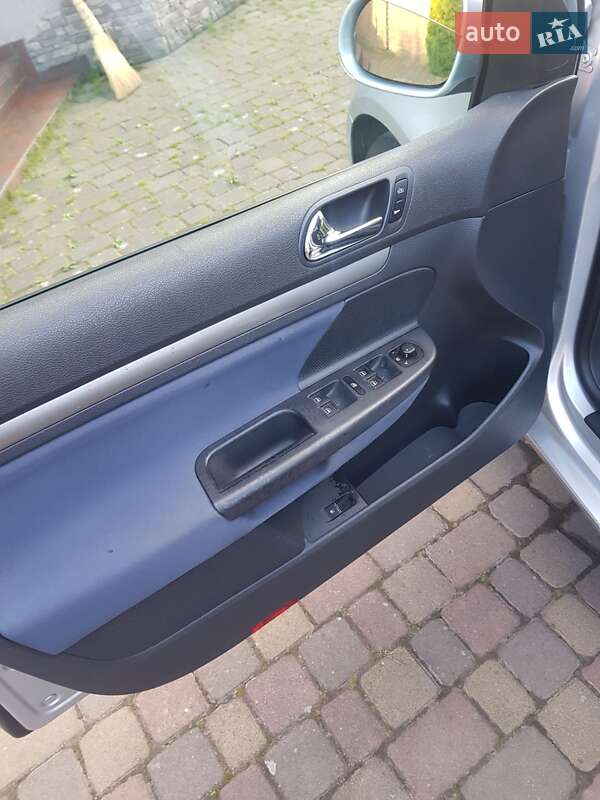 Хэтчбек Volkswagen Golf 2004 в Ивано-Франковске