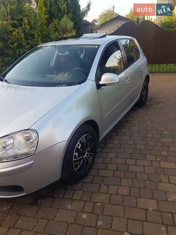 Хэтчбек Volkswagen Golf 2004 в Ивано-Франковске