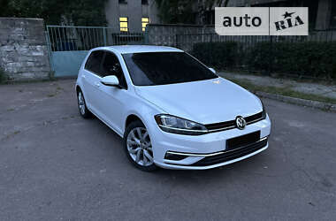 Хэтчбек Volkswagen Golf 2017 в Киеве