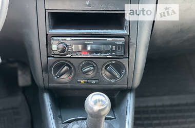 Хэтчбек Volkswagen Golf 2003 в 