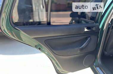 Хэтчбек Volkswagen Golf 2003 в 