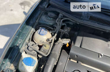 Хэтчбек Volkswagen Golf 2003 в 
