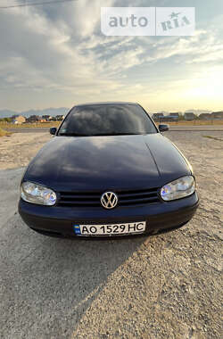 Хэтчбек Volkswagen Golf 2002 в Буштыне