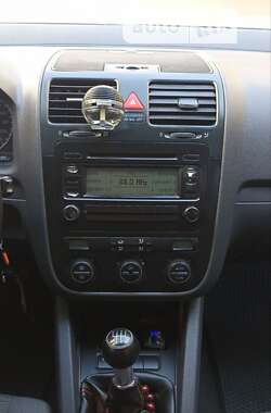 Хэтчбек Volkswagen Golf 2005 в 