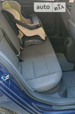 Хэтчбек Volkswagen Golf 2005 в 