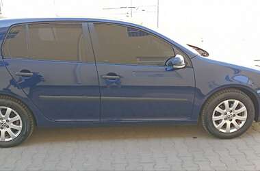 Хэтчбек Volkswagen Golf 2005 в 