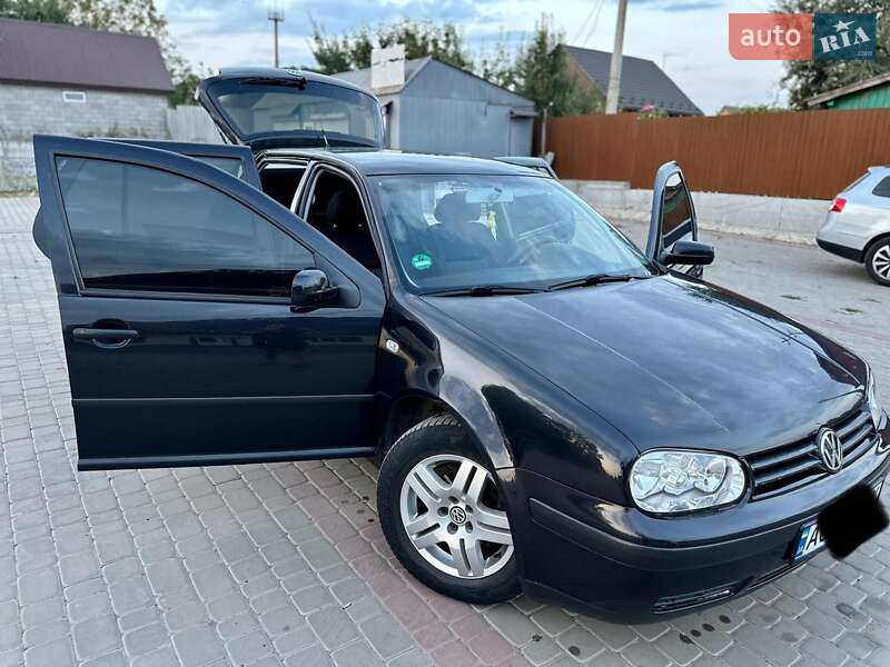 Хэтчбек Volkswagen Golf 2001 в Локачах