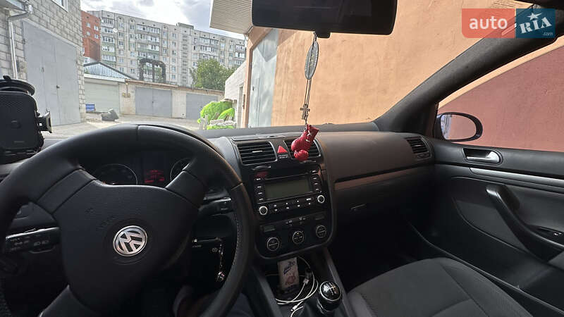 Хетчбек Volkswagen Golf 2005 в Києві