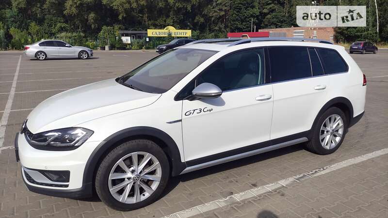 Універсал Volkswagen Golf 2017 в Чернігові