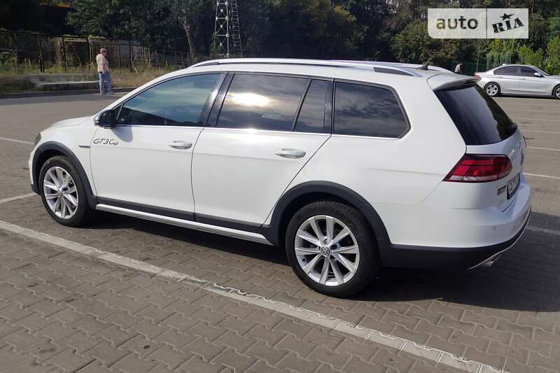 Універсал Volkswagen Golf 2017 в Чернігові