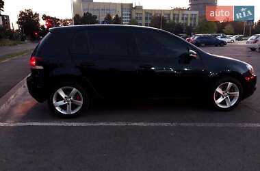 Хэтчбек Volkswagen Golf 2010 в 
