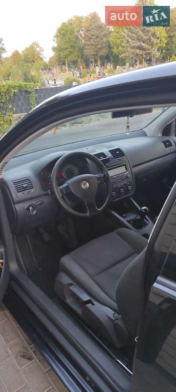 Хэтчбек Volkswagen Golf 2003 в Ужгороде