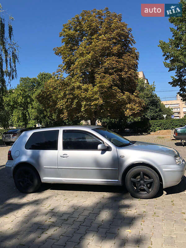 Хэтчбек Volkswagen Golf 2002 в Черновцах