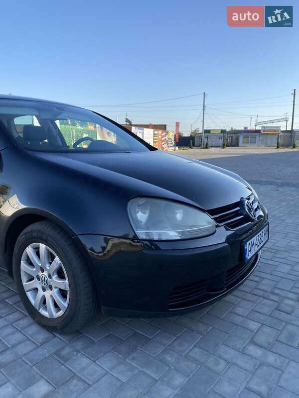Хэтчбек Volkswagen Golf 2003 в Попельне