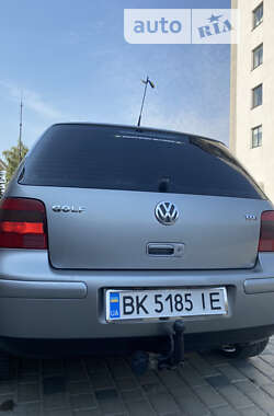 Хетчбек Volkswagen Golf 2002 в Березному