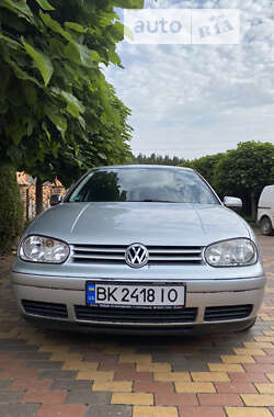 Хэтчбек Volkswagen Golf 2001 в Клесовом