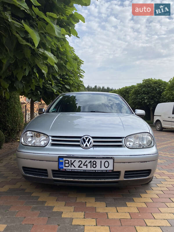 Хэтчбек Volkswagen Golf 2001 в 