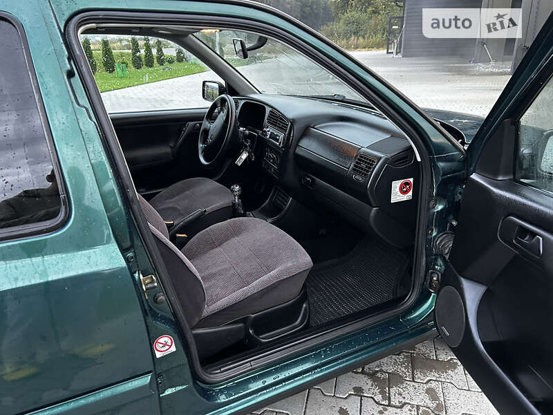 Хэтчбек Volkswagen Golf 1996 в Оброшином
