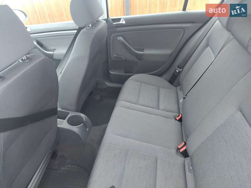 Хэтчбек Volkswagen Golf 2005 в Овруче