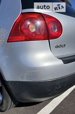 Хэтчбек Volkswagen Golf 2004 в Крюковщине