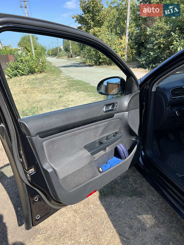 Універсал Volkswagen Golf 2011 в Коротичу