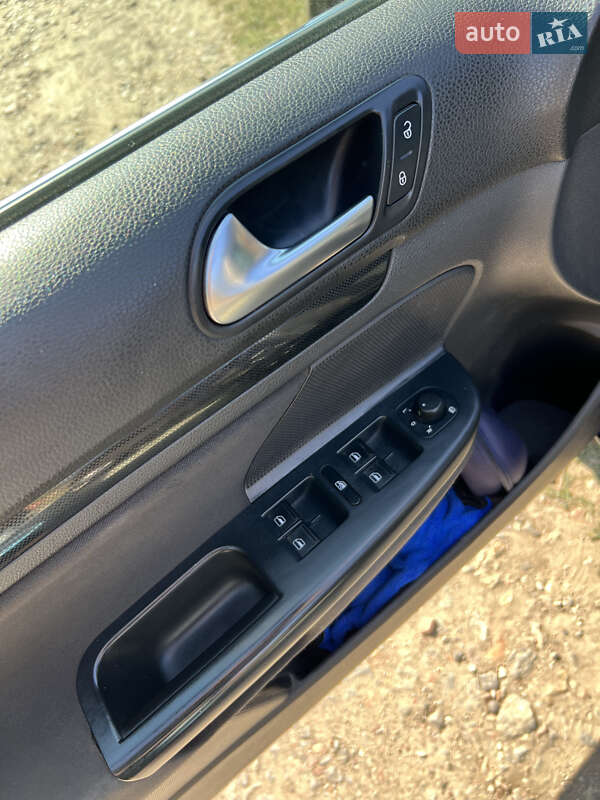 Універсал Volkswagen Golf 2011 в Коротичу