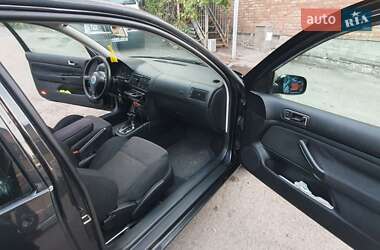 Хэтчбек Volkswagen Golf 2000 в 