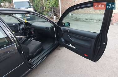 Хэтчбек Volkswagen Golf 2000 в 