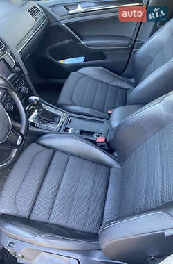Хэтчбек Volkswagen Golf 2012 в 