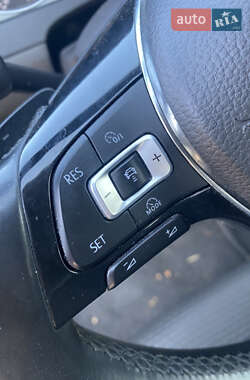 Хэтчбек Volkswagen Golf 2012 в 
