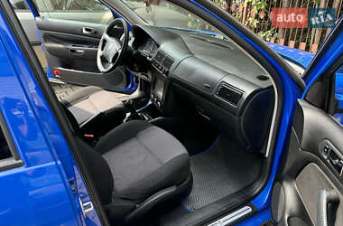 Хэтчбек Volkswagen Golf 2001 в 
