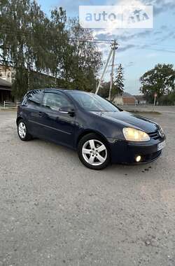 Хетчбек Volkswagen Golf 2006 в Чернівцях