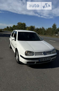 Хэтчбек Volkswagen Golf 1998 в Сутисках