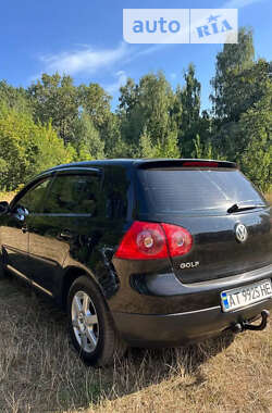 Хэтчбек Volkswagen Golf 2005 в Кролевце