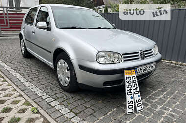 Хэтчбек Volkswagen Golf 2002 в Звягеле