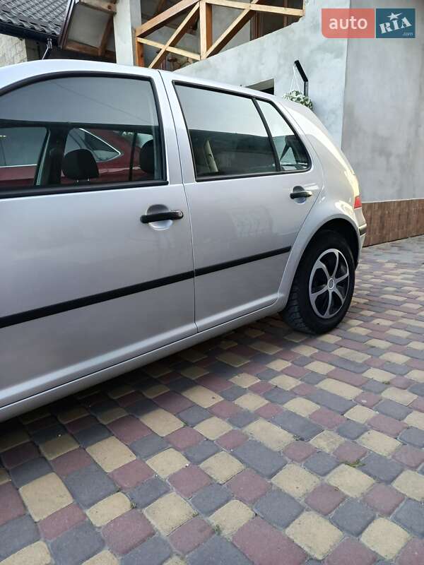 Хэтчбек Volkswagen Golf 2000 в Городке