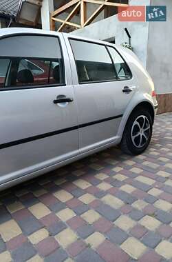 Хэтчбек Volkswagen Golf 2000 в 