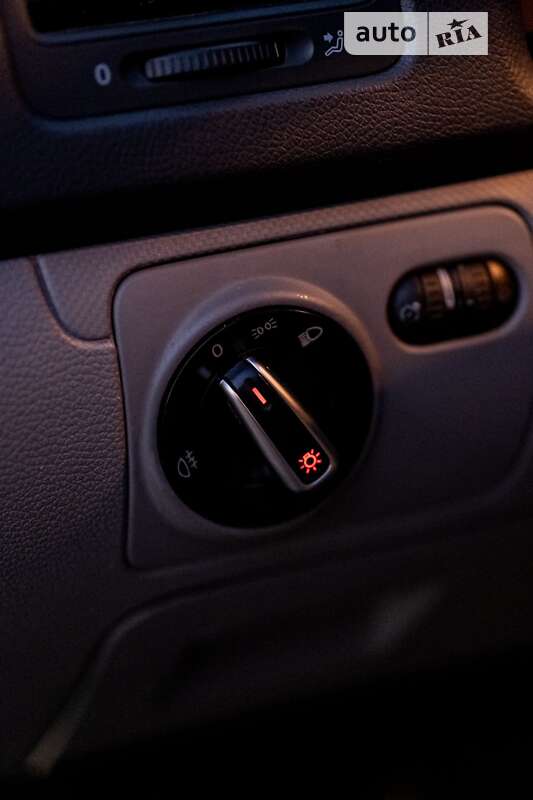 Хэтчбек Volkswagen Golf 2004 в Львове