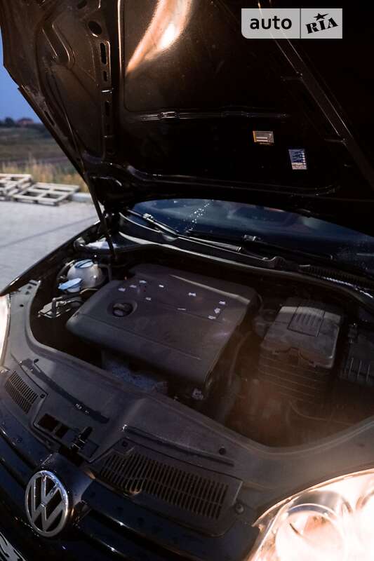 Хэтчбек Volkswagen Golf 2004 в Львове